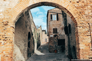 Certaldo-Toscana-mura-antiche